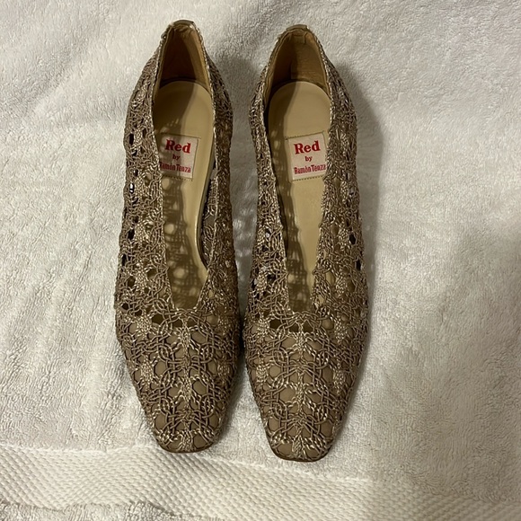 Intricate Lace pattern tan/cream 3in heels RED by Ramon Tenza size 9 - Picture 6 of 6